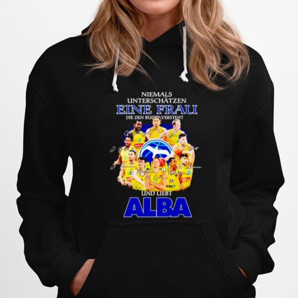 Niemals Unterschatzen Eine Frau Die Den Rugby Versteht Und Liebt Alba Signatures Hoodie