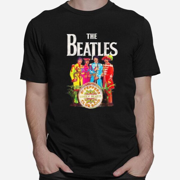 The Beatles Sgt Pepper%E2%80%99S Club Band 50 Anos Lonely Hearts T-Shirt